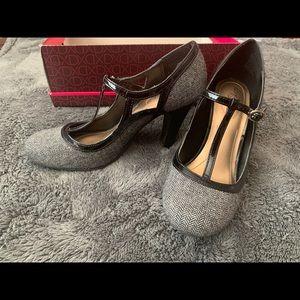 Gray/black vintage like heels with ankle strap